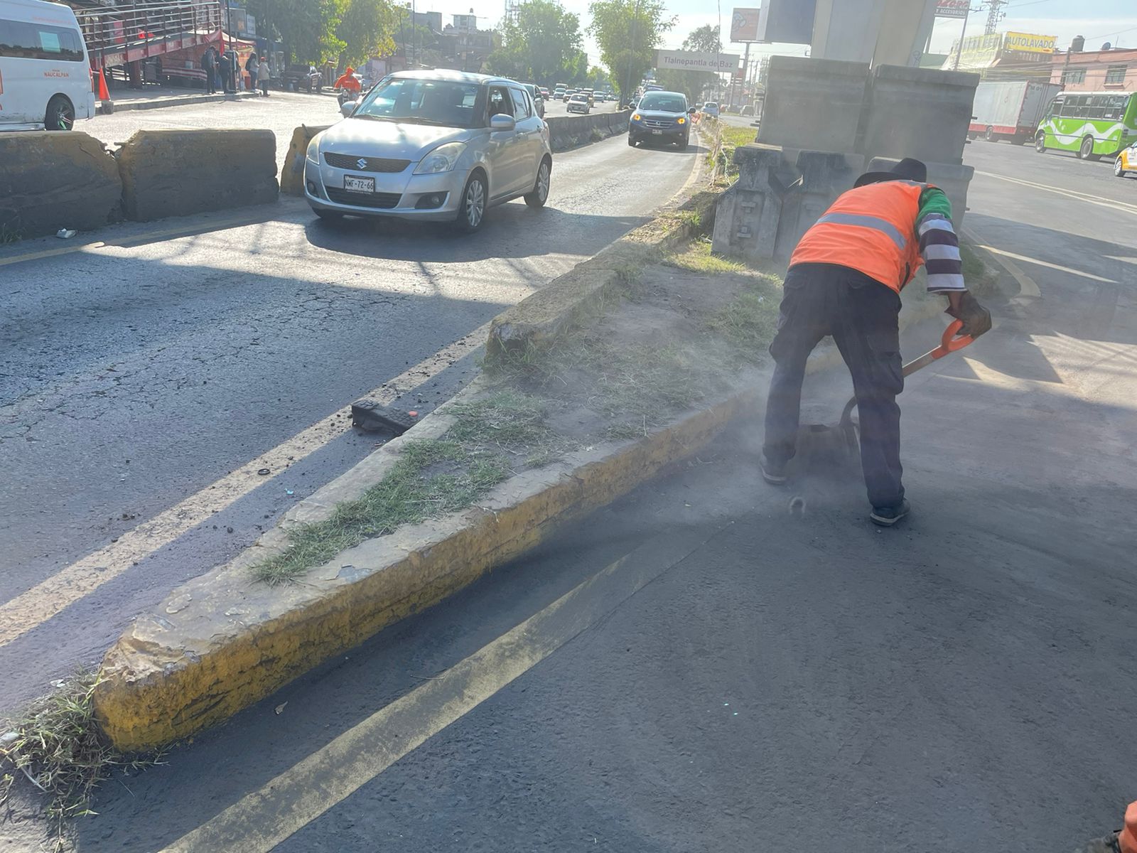 1695736068 761 Personal de ServiciosPublicos realizaron trabajos de barrido en la Avenida