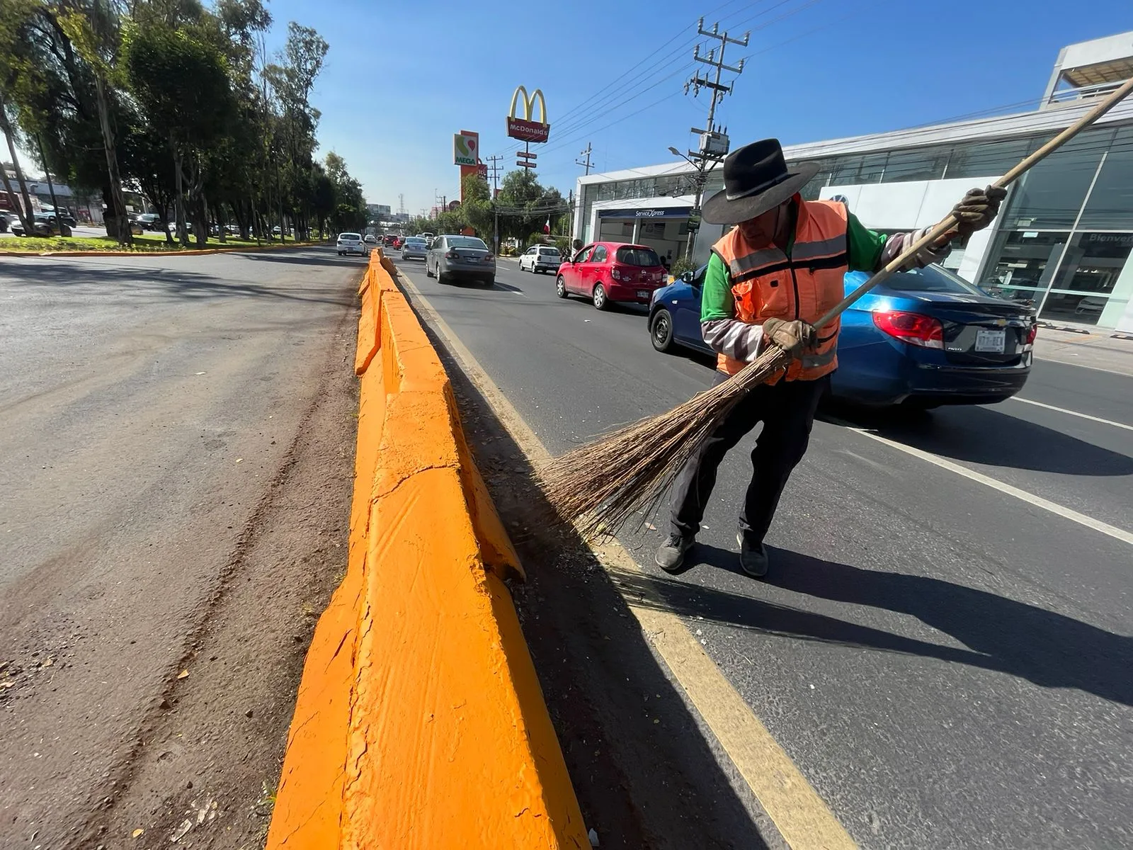 1695736097 Personal de ServiciosPublicos realizaron trabajos de barrido en la Avenida jpg