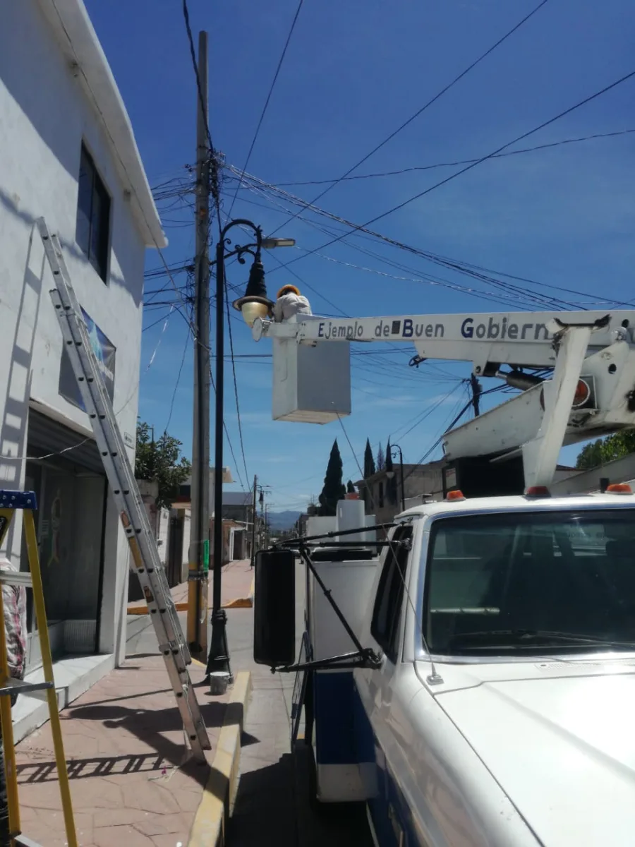 1695763087 947 Atendiendo los reportes ciudadanos estamos realizando mantenimiento de luminar