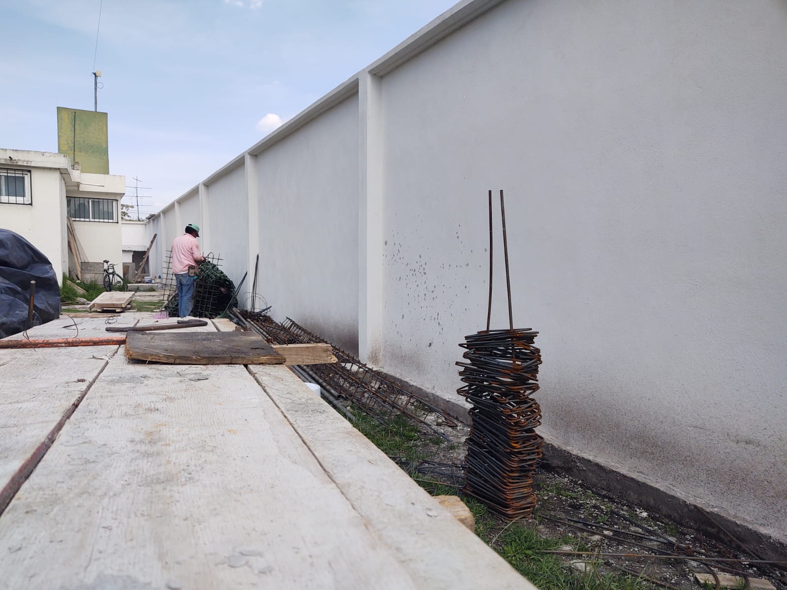 1695821116 788 Continuamos con la construccion de la barda perimetral del Centro