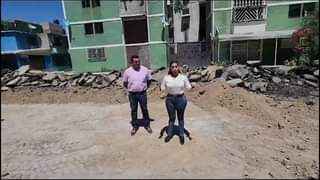 1695821363 ALCALDESA ROSARIO PAYNE SUPERVISA OBRA EN CALLE ACANTILADO