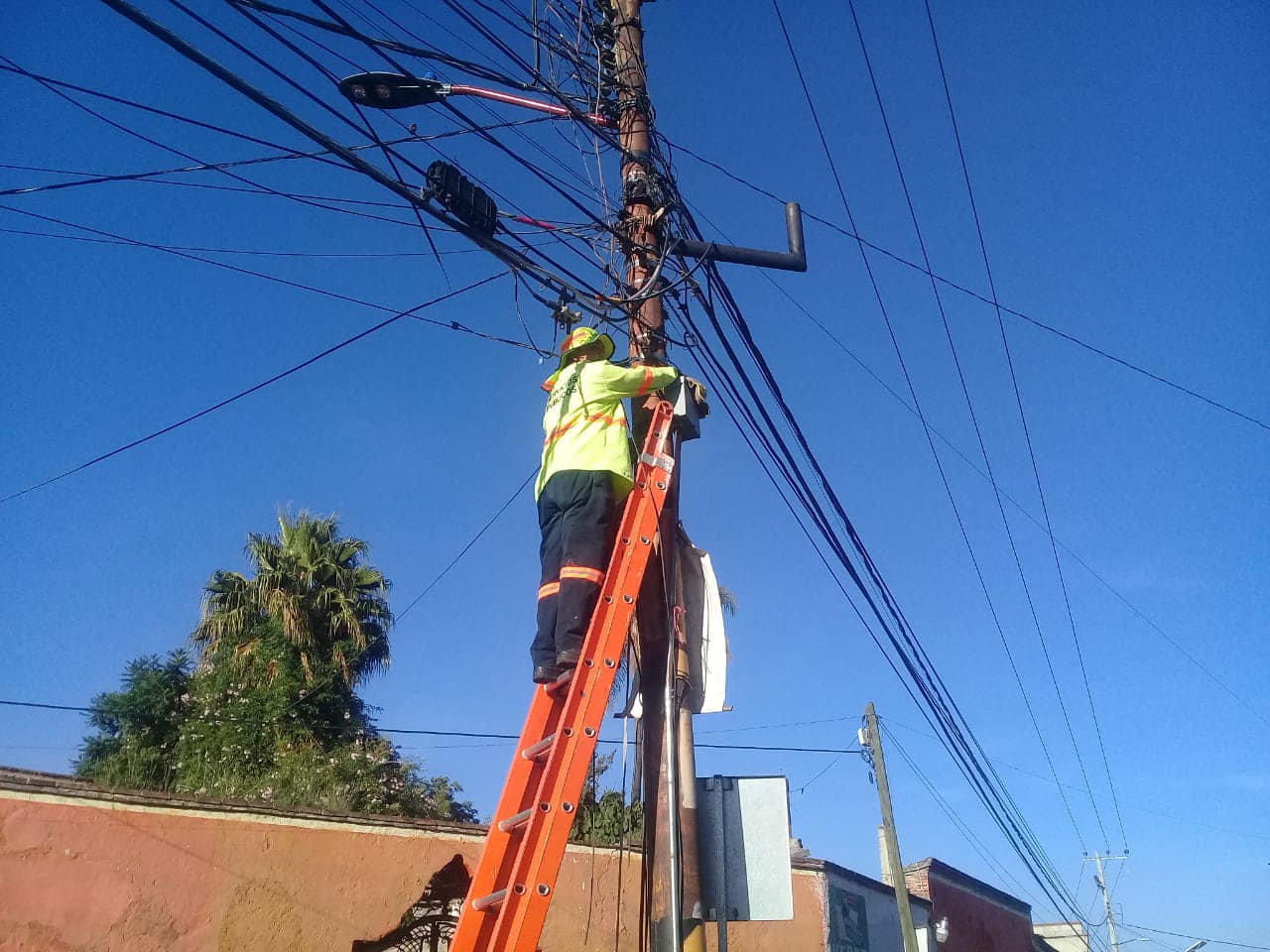 1695834693 En la Cabecera Municipal 142 luminarias fueron revisadas reparadas yo