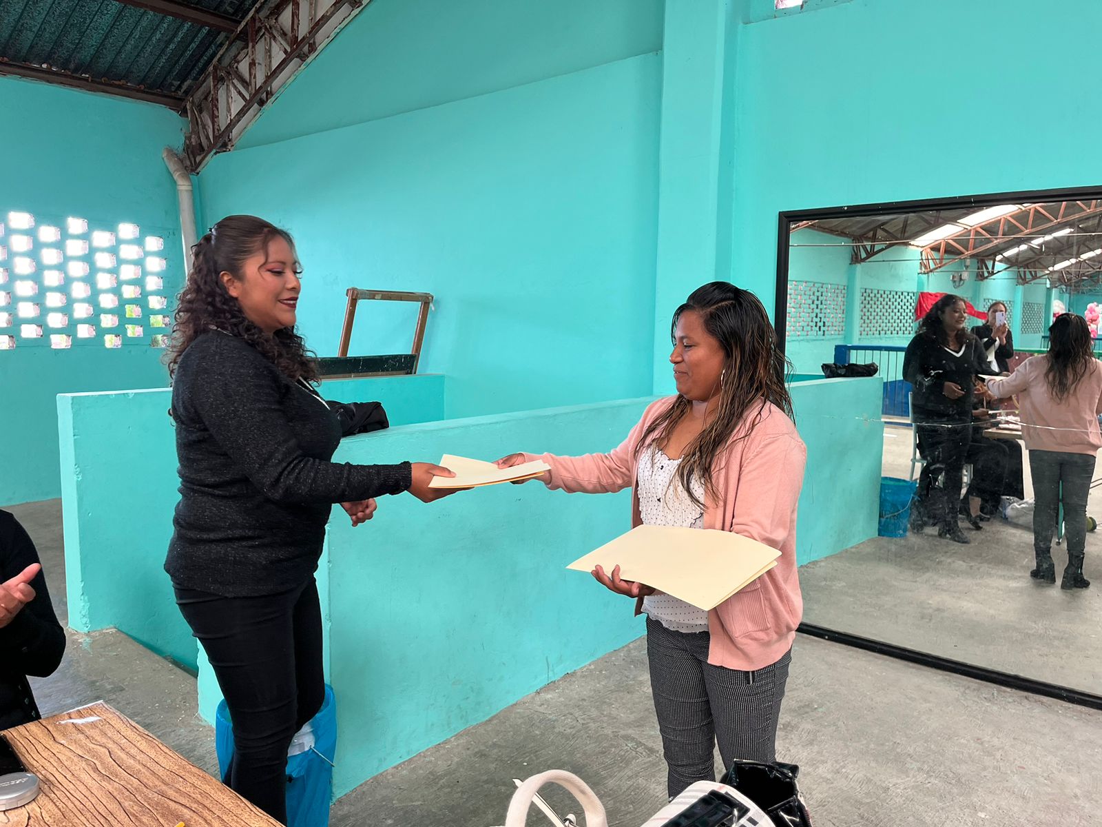 1695845233 105 Felicidades a las alumnas del curso de automaquillaje que concluyeron