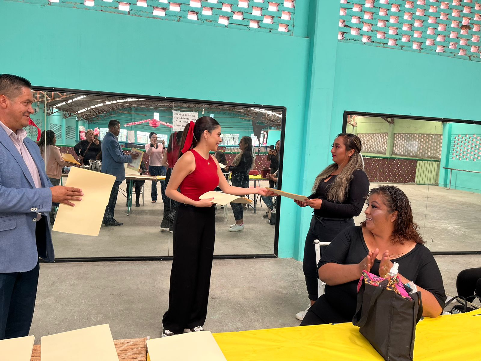 1695845238 14 Felicidades a las alumnas del curso de automaquillaje que concluyeron