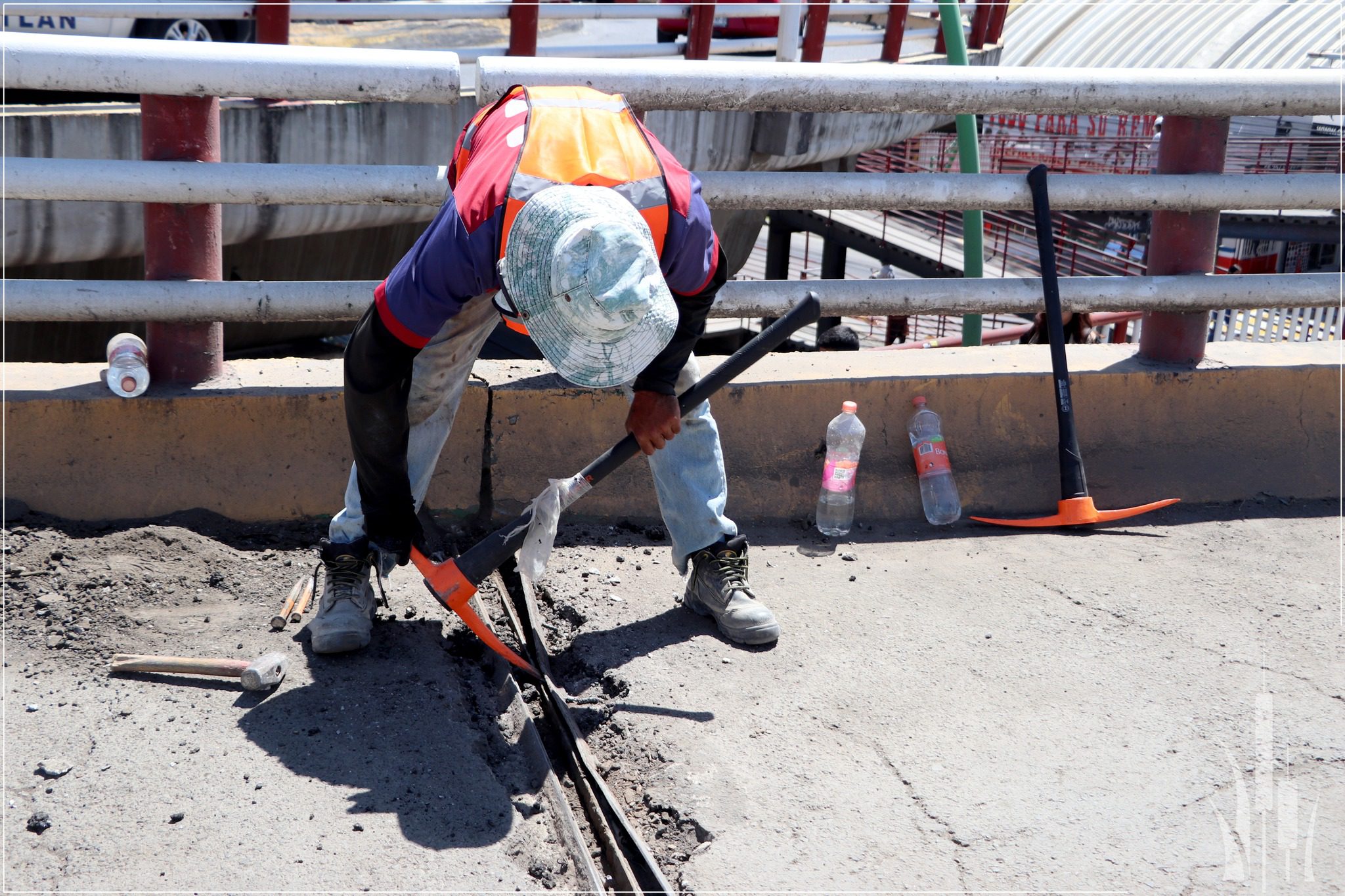 1695853174 215 Nos encontramos trabajando en el puente vehicular de La Bandera