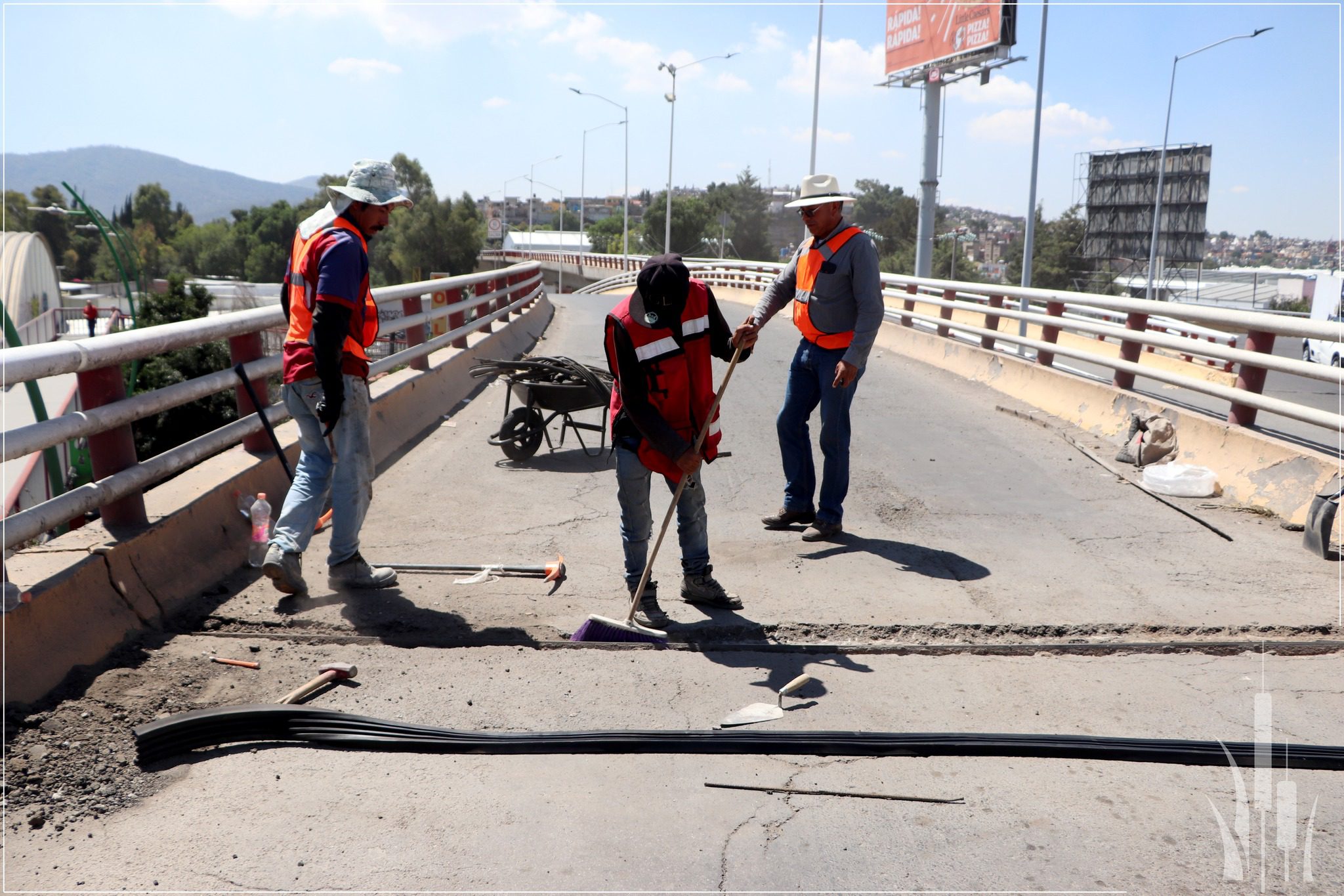 1695853178 257 Nos encontramos trabajando en el puente vehicular de La Bandera