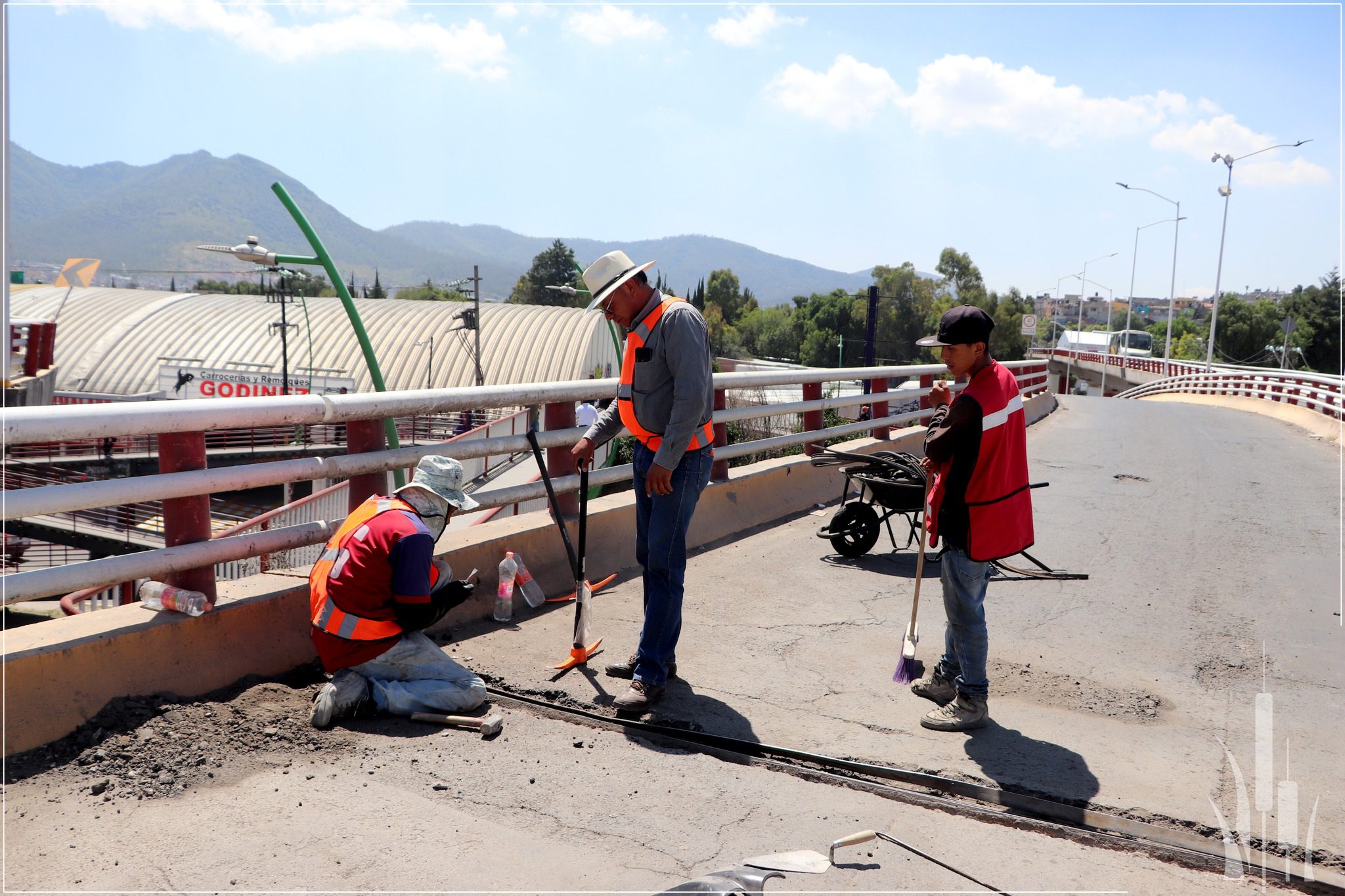 1695853183 106 Nos encontramos trabajando en el puente vehicular de La Bandera