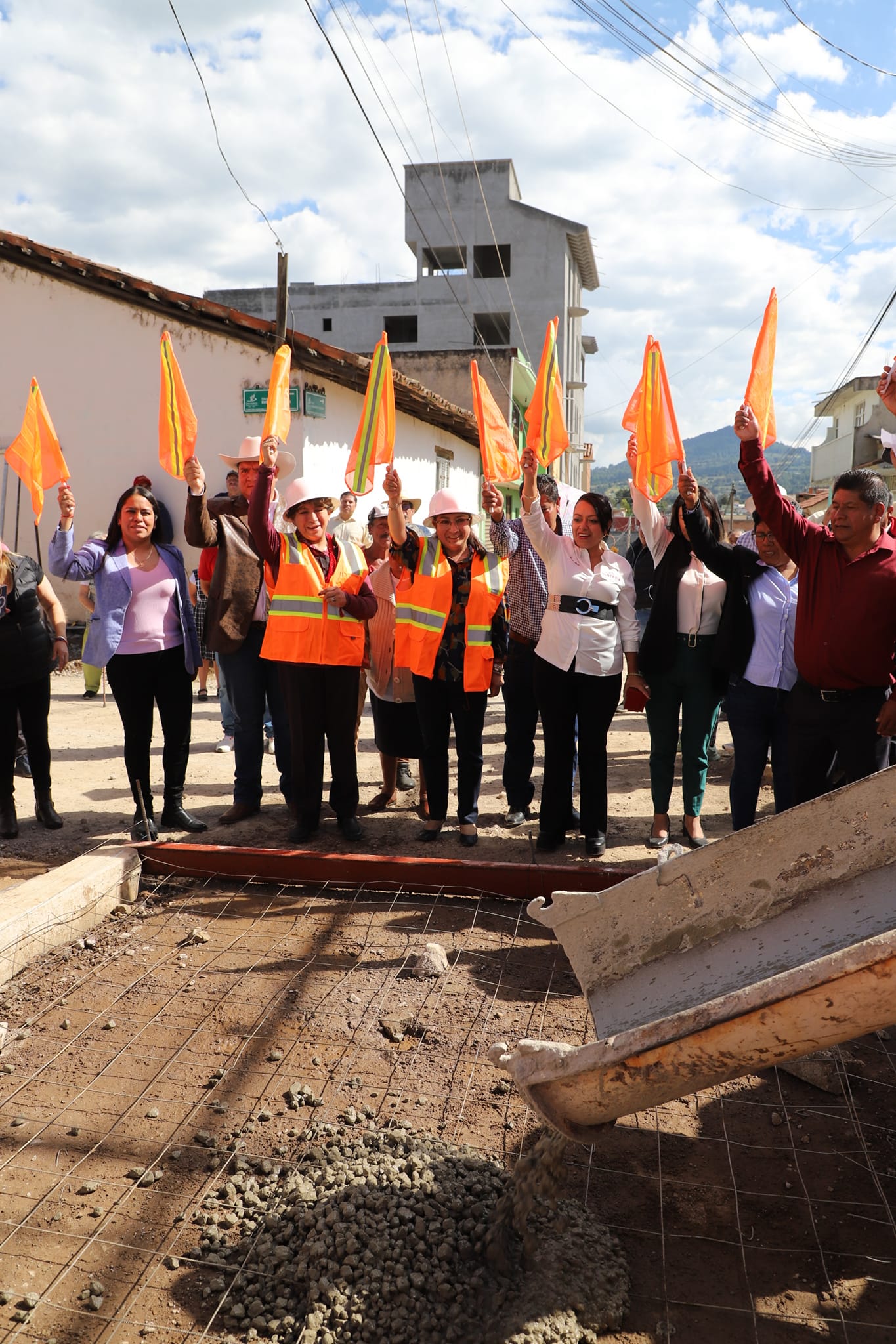 1695903151 38 Esta tarde la Presidenta Municipal Maria Luisa Carmona Alvarado recibio