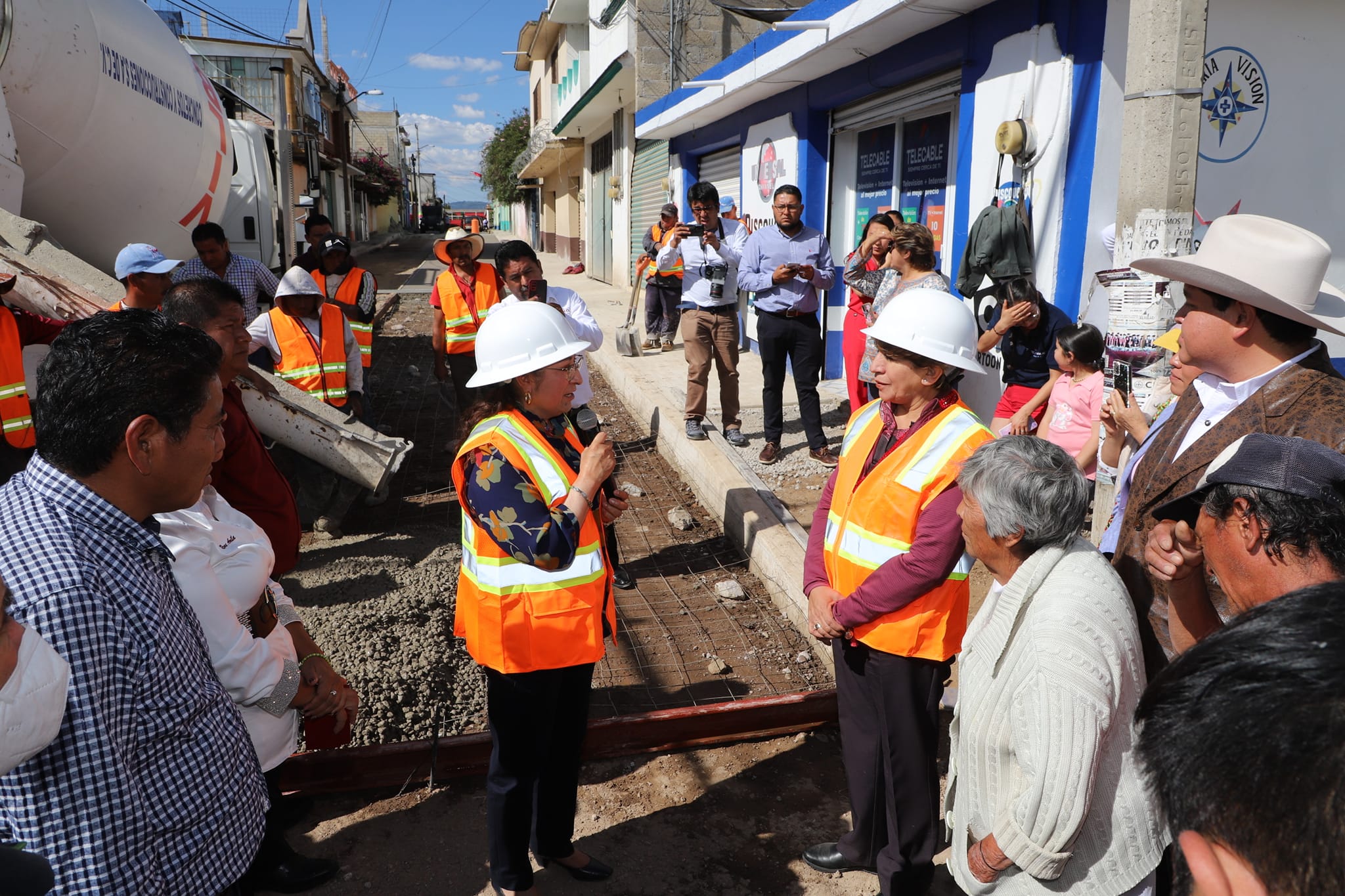 1695903156 425 Esta tarde la Presidenta Municipal Maria Luisa Carmona Alvarado recibio