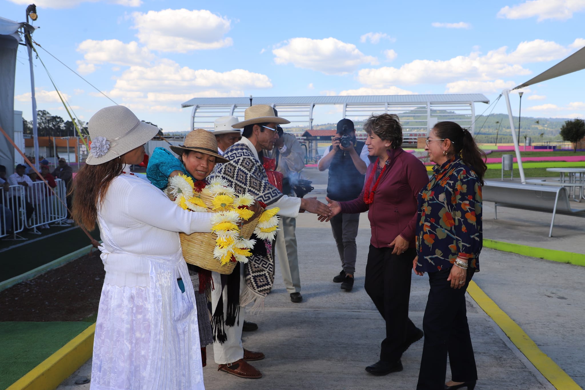 1695903161 224 Esta tarde la Presidenta Municipal Maria Luisa Carmona Alvarado recibio