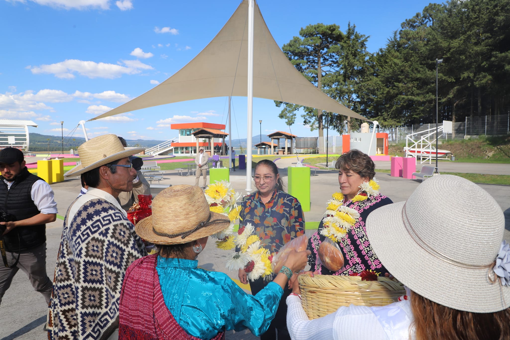 1695903166 943 Esta tarde la Presidenta Municipal Maria Luisa Carmona Alvarado recibio