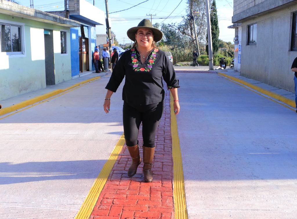 1695904515 294 Estrenan pavimentacion y rehabilitacion de banquetas en calle Independencia de