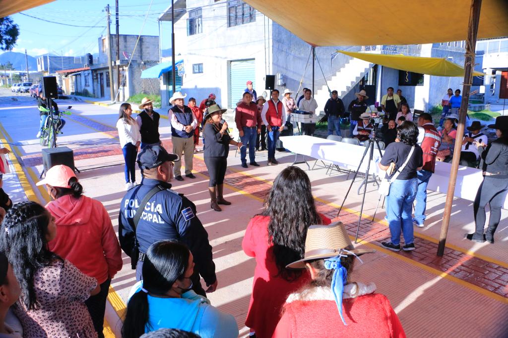 1695904520 17 Estrenan pavimentacion y rehabilitacion de banquetas en calle Independencia de