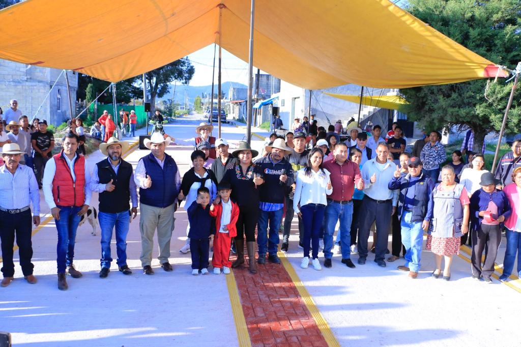 1695904525 223 Estrenan pavimentacion y rehabilitacion de banquetas en calle Independencia de