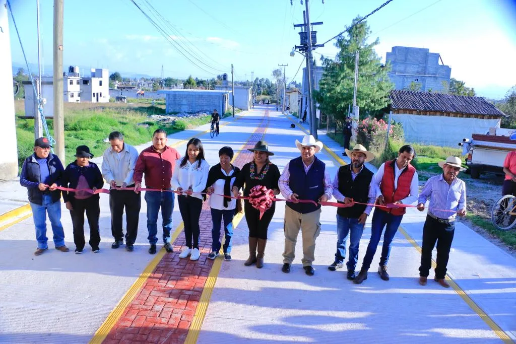 1695904554 Estrenan pavimentacion y rehabilitacion de banquetas en calle Independencia de jpg