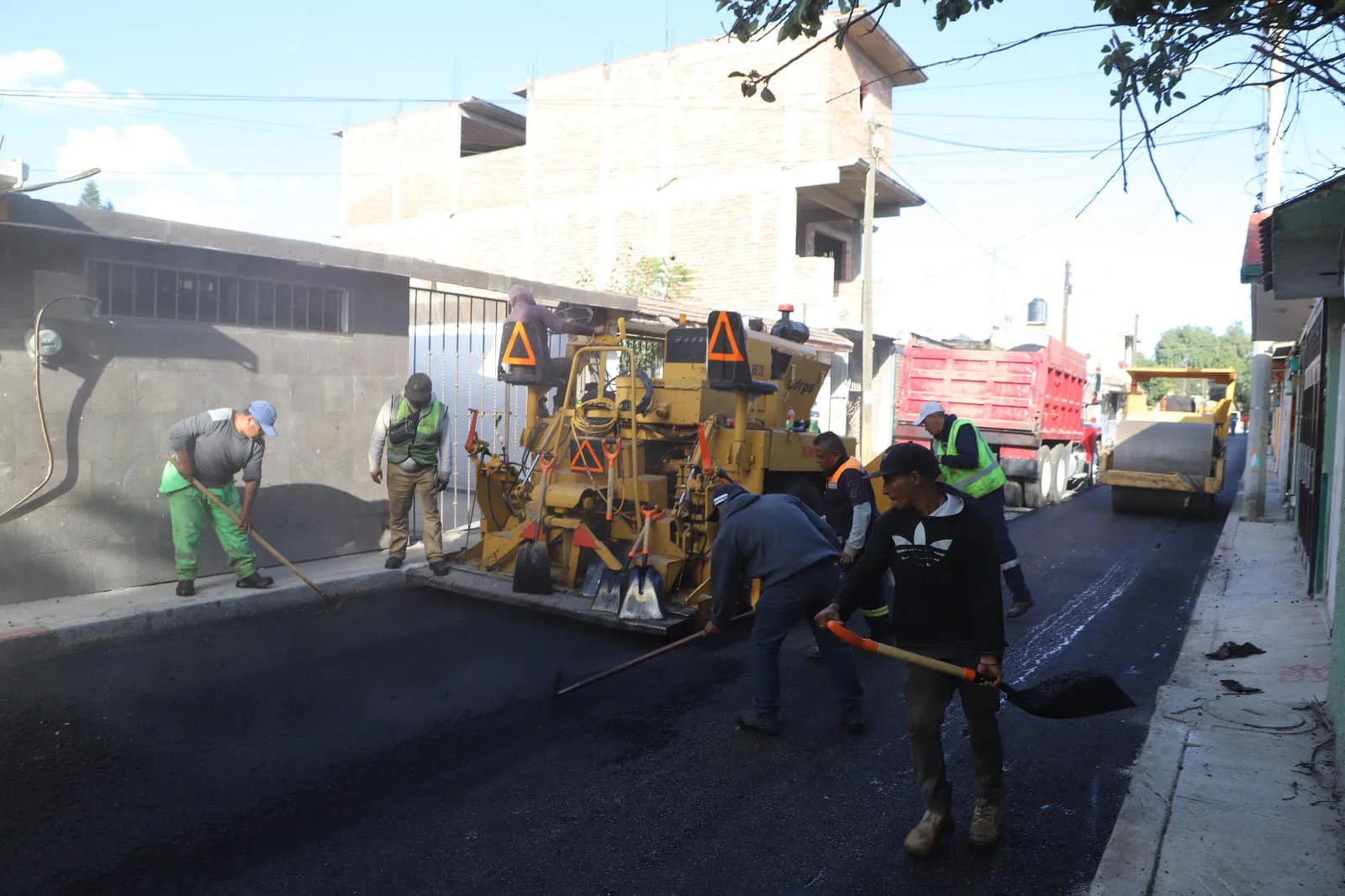 1695923123 Continuamos avanzando en los trabajos de repavimentacion de la Calle jpg