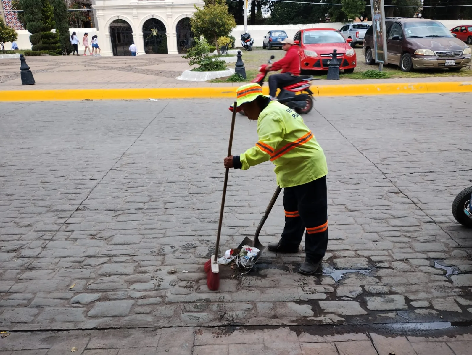 1695928360 399 Personal de Servicio Publicos realiza actividades cotidianas de limpia y