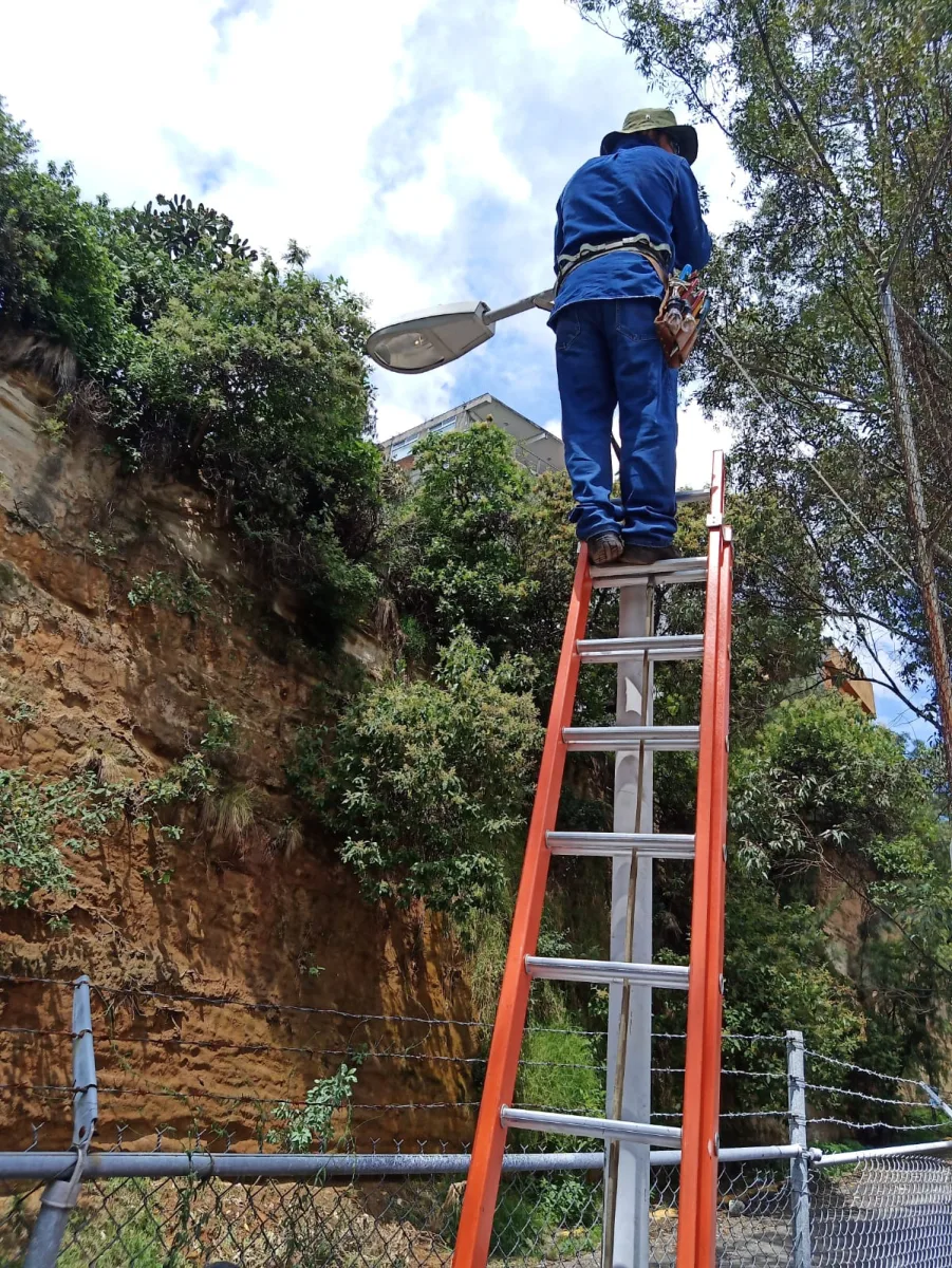 1695938123 956 Personal de ServiciosPublicos realizaron reparacion y mantenimiento de luminar