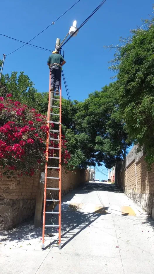 1695939871 Se dio atencion a la solicitud de alumbrado en calle jpg