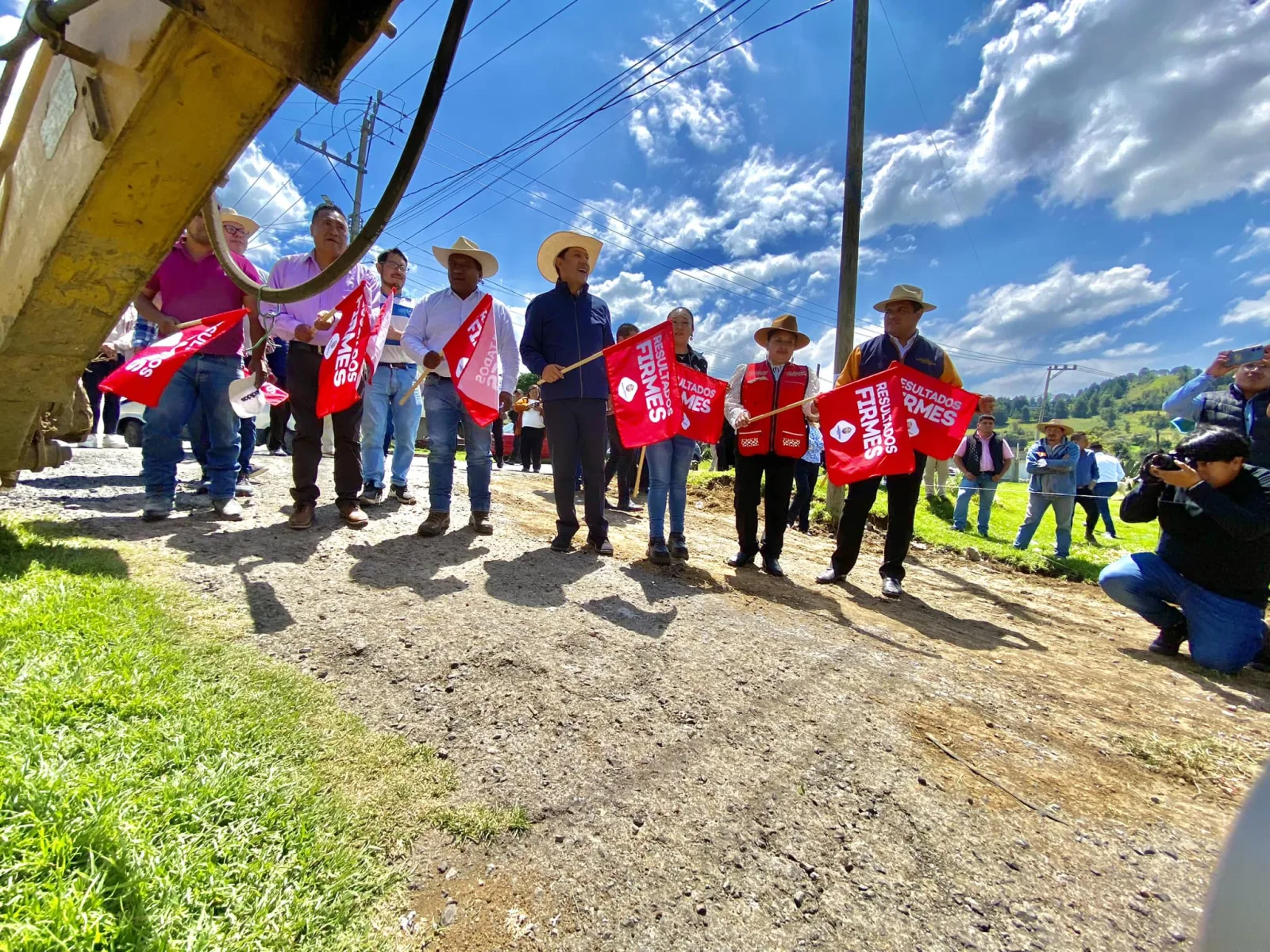 1695990149 MasObrasParaCruzDeBravo Iniciamos la construccion de guarniciones y banquetas d scaled