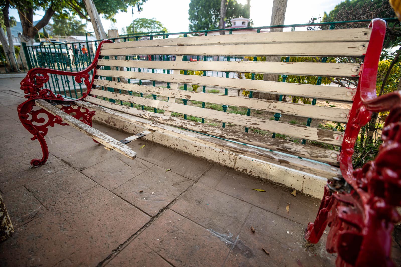 1696009813 396 Mantenimiento de las bancas del kiosco de cabecera municipal ¡Espacios