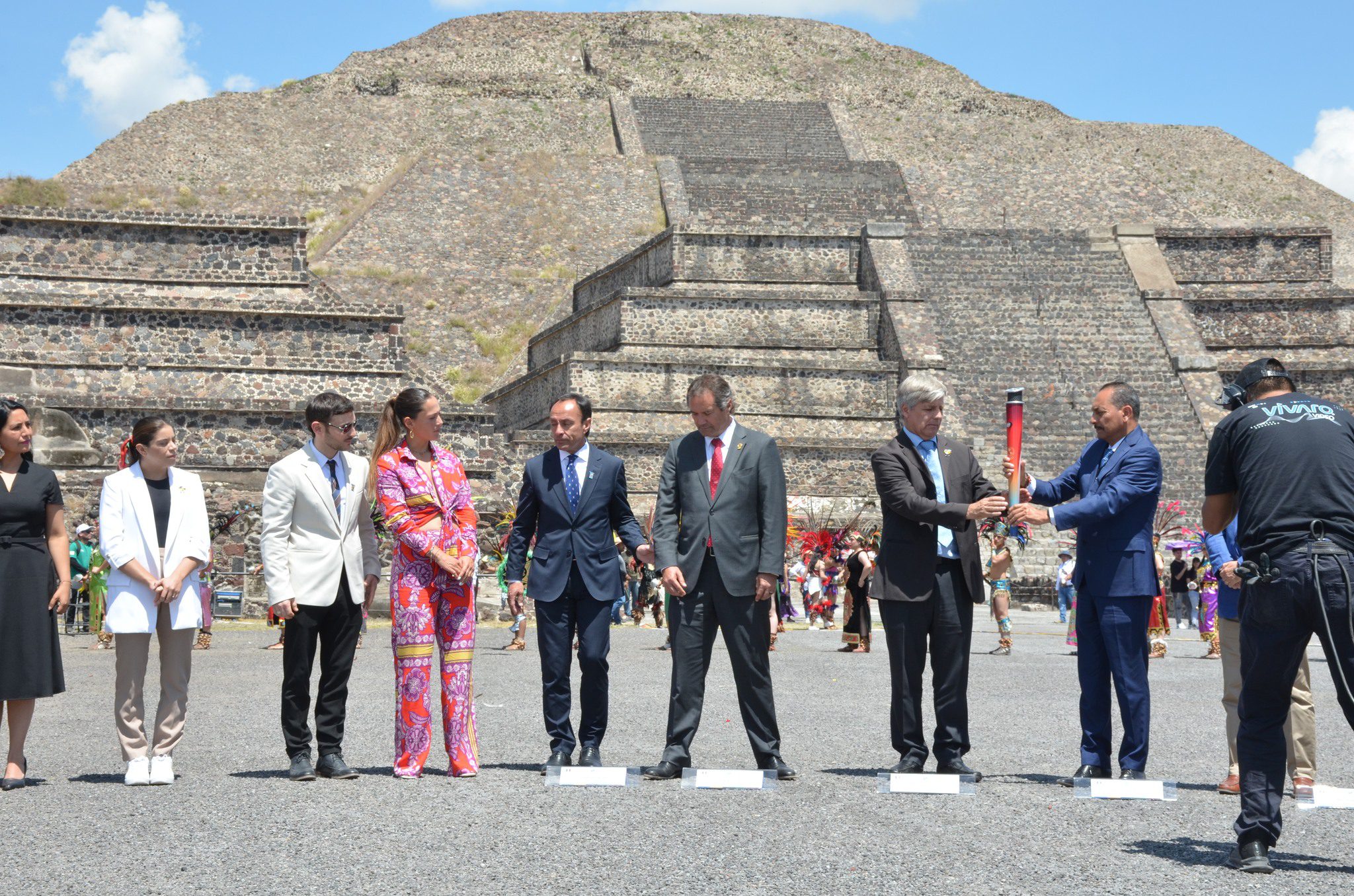 1696029368 419 Este dia en la explanada de la piramide de la