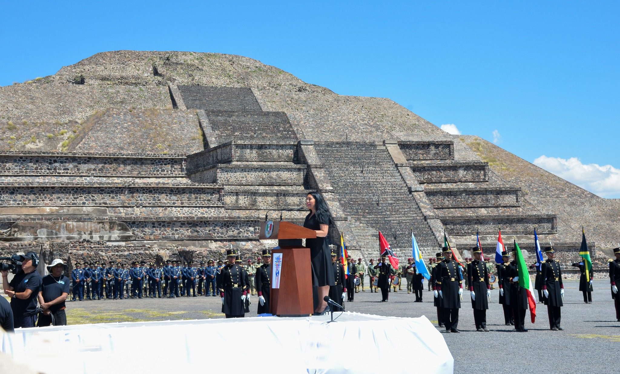 1696029383 597 Este dia en la explanada de la piramide de la