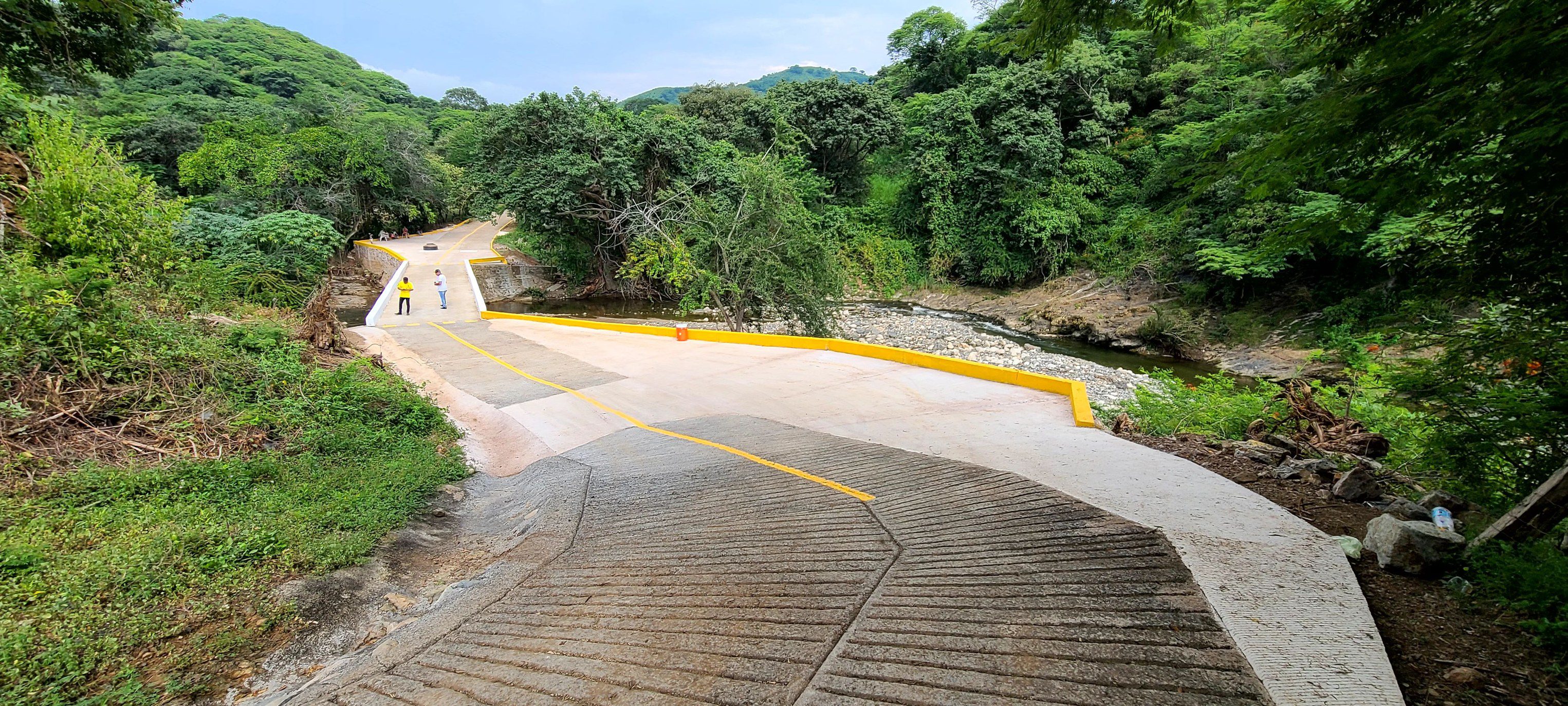 1696083721 710 Inauguramos rehabilitacion de puente y carretera en La Vibora