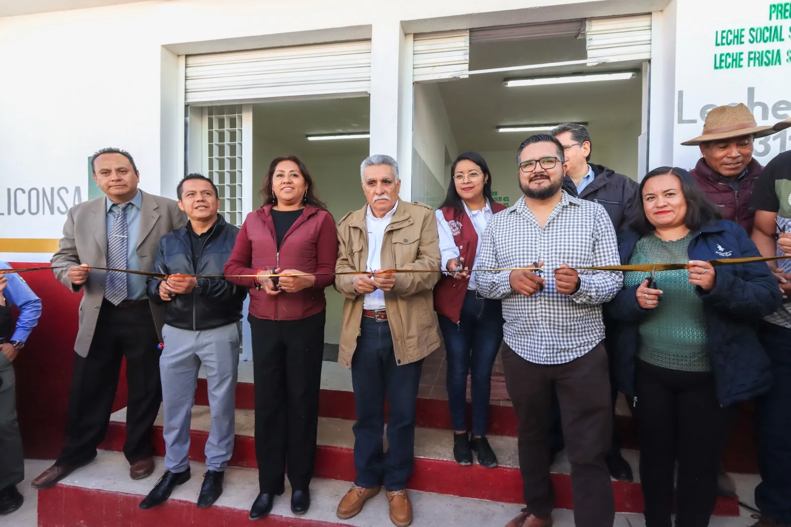 1696095861 PRESIDENTA DE CHIMALHUACAN Y AUTORIDADES DE LICONSA INAUGURAN LECHERIA EN jpg