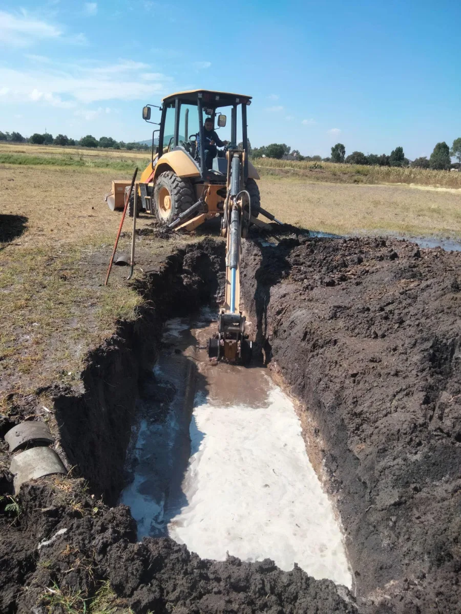 1696098671 Odapast Reparando fuga de agua en el la linea