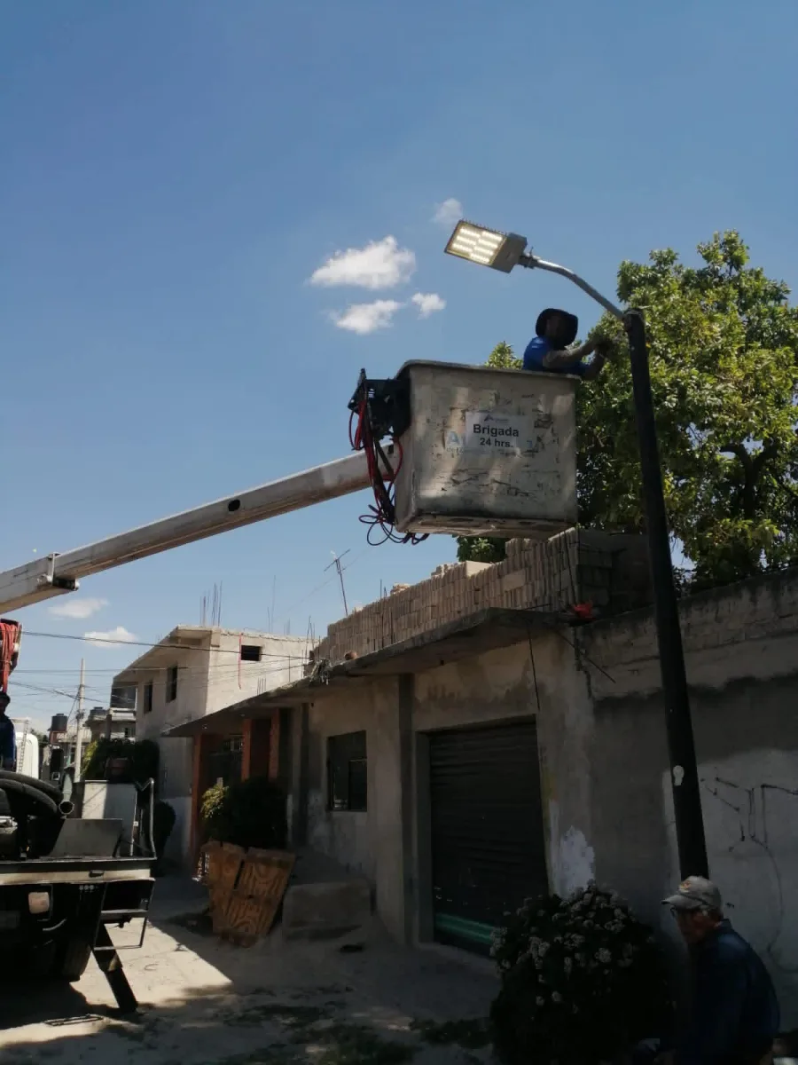 1696111115 245 Personal de ServiciosPublicos trabajo en la colocacion de Poste con