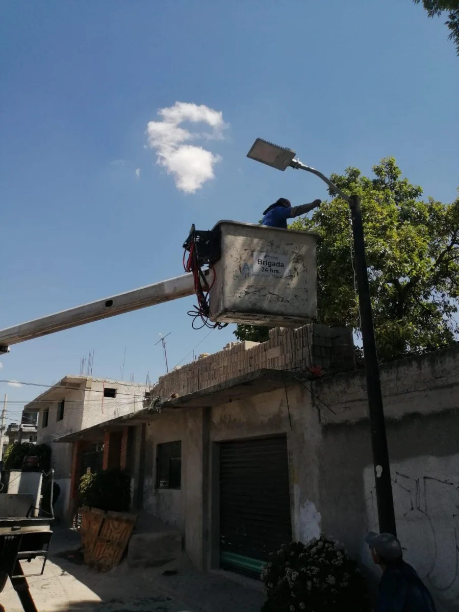 1696111141 Personal de ServiciosPublicos trabajo en la colocacion de Poste con