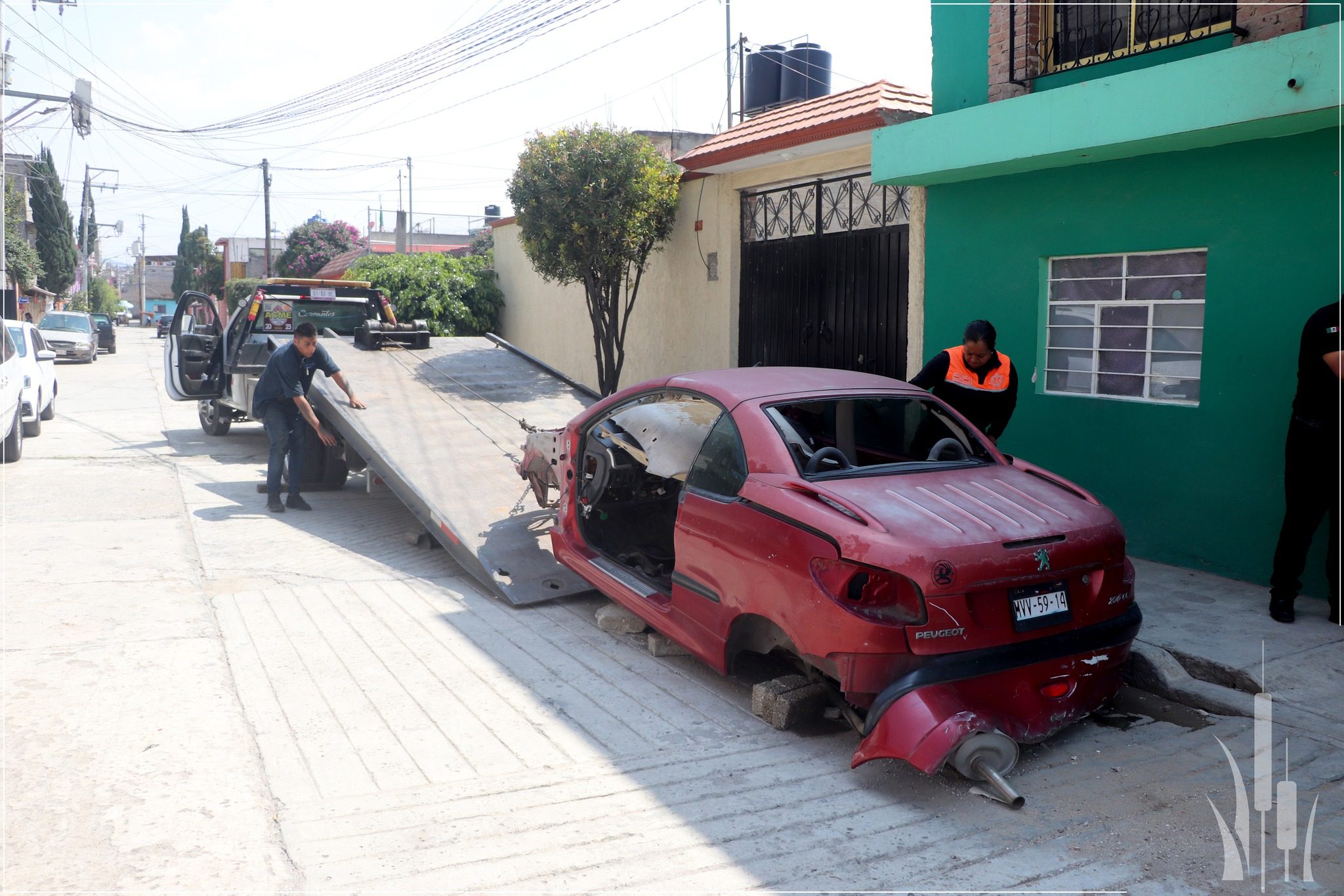 ESTOY CANSADO JEFE Estos automoviles abandonados ya no tenian ninguna