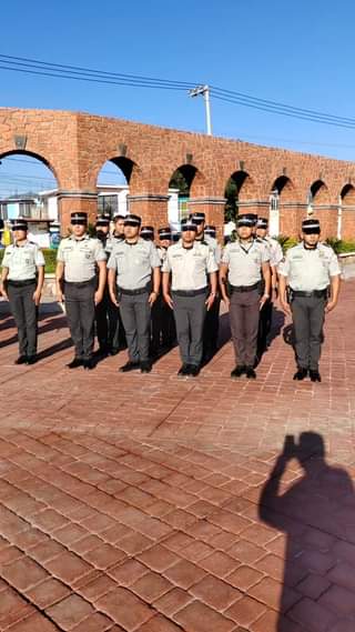 En un momento iniciamos la ceremonia solemne de izamiento de