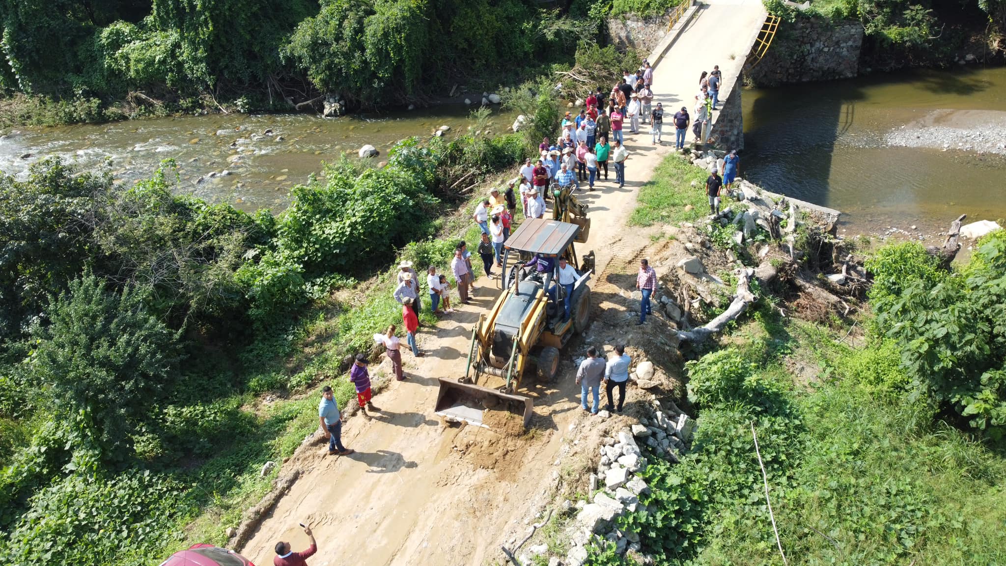 Estamos iniciando pavimentando de carretera en Agua Fria