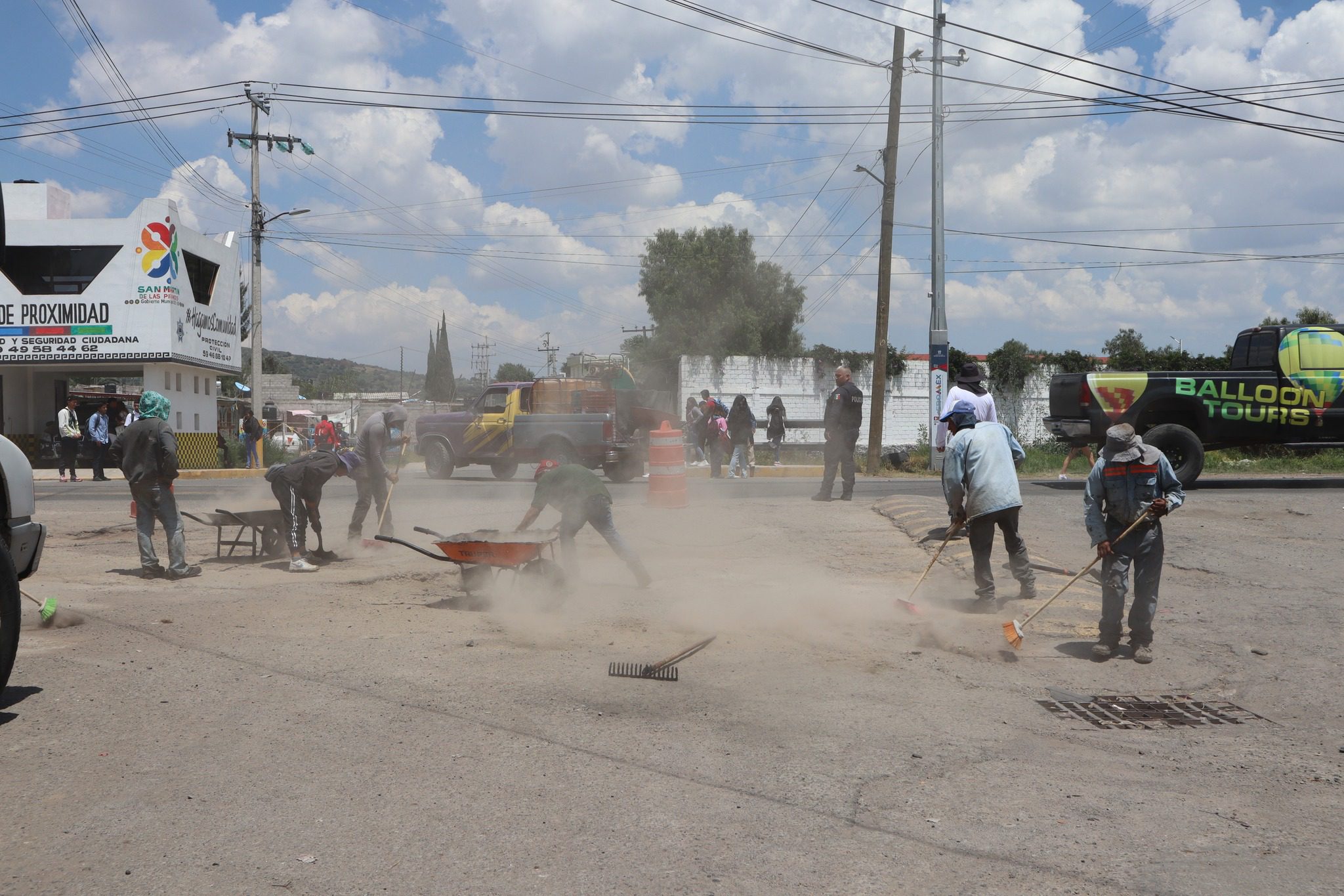 Hoy estamos realizando trabajos de bacheo en la Comunidad de