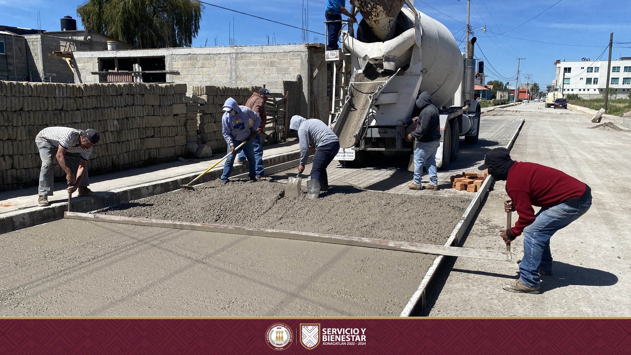 La construccion de banquetas guarniciones y pavimentacion en la calle