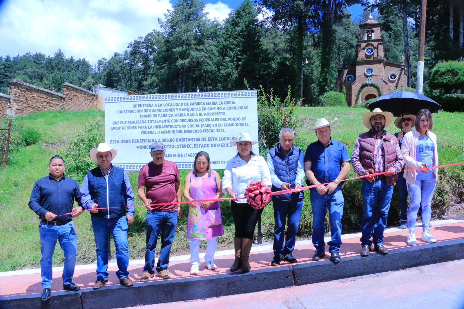 Ninos y comunidad de Fabrica Maria sin riesgos entregamos banquetas