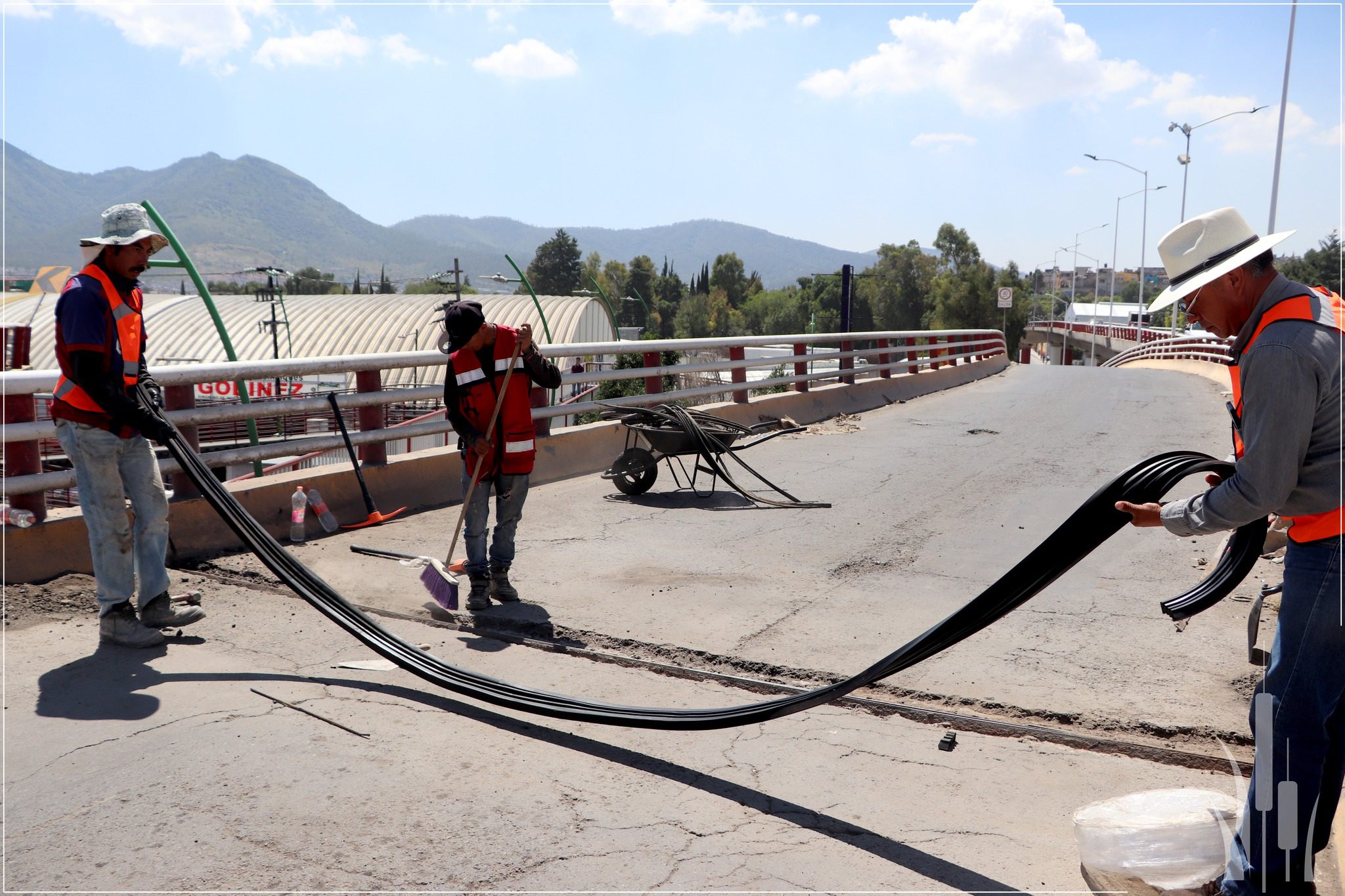 Nos encontramos trabajando en el puente vehicular de La Bandera