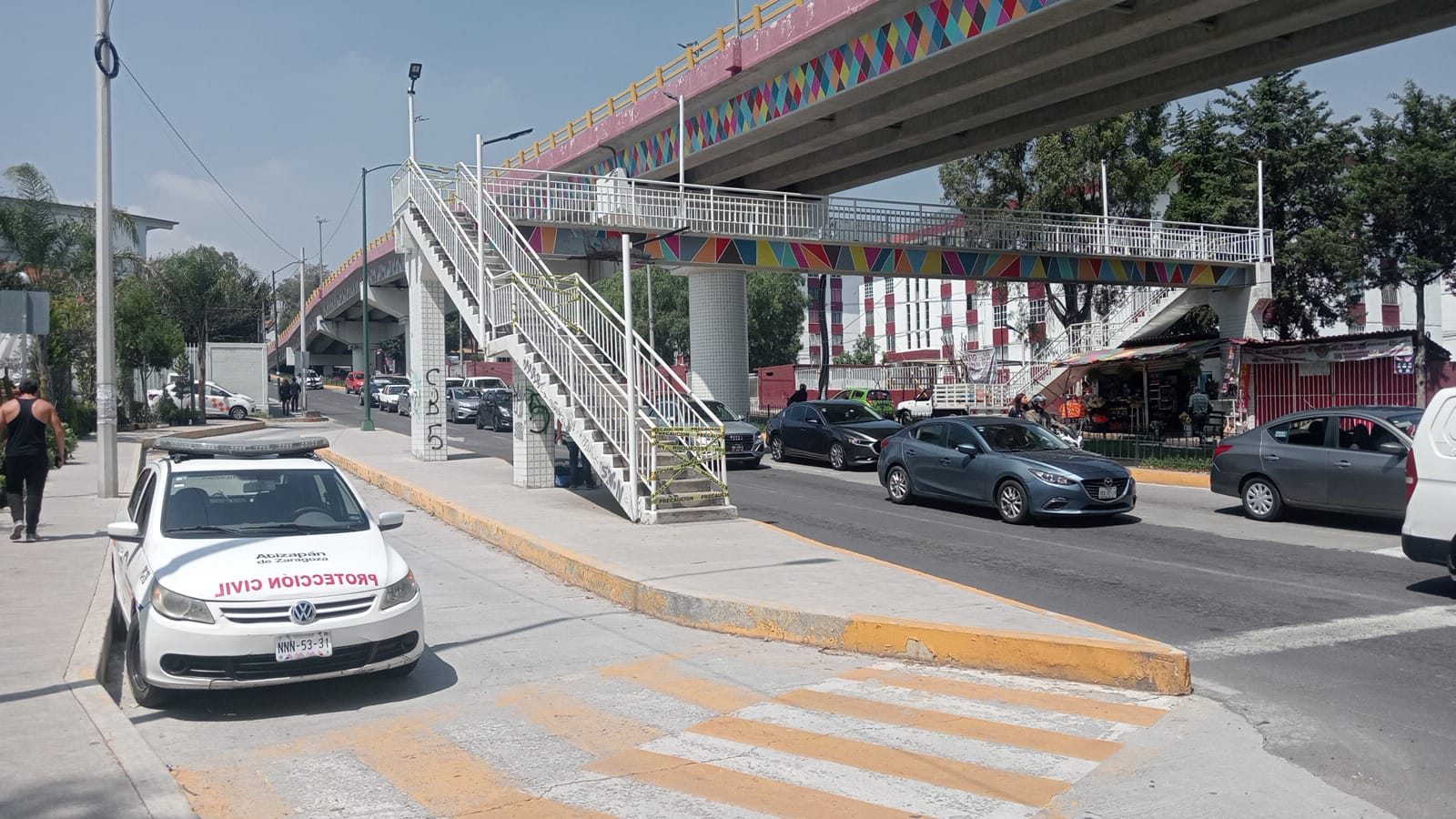 Personal de ProteccionCivil suspenden el paso en el puente peatonal