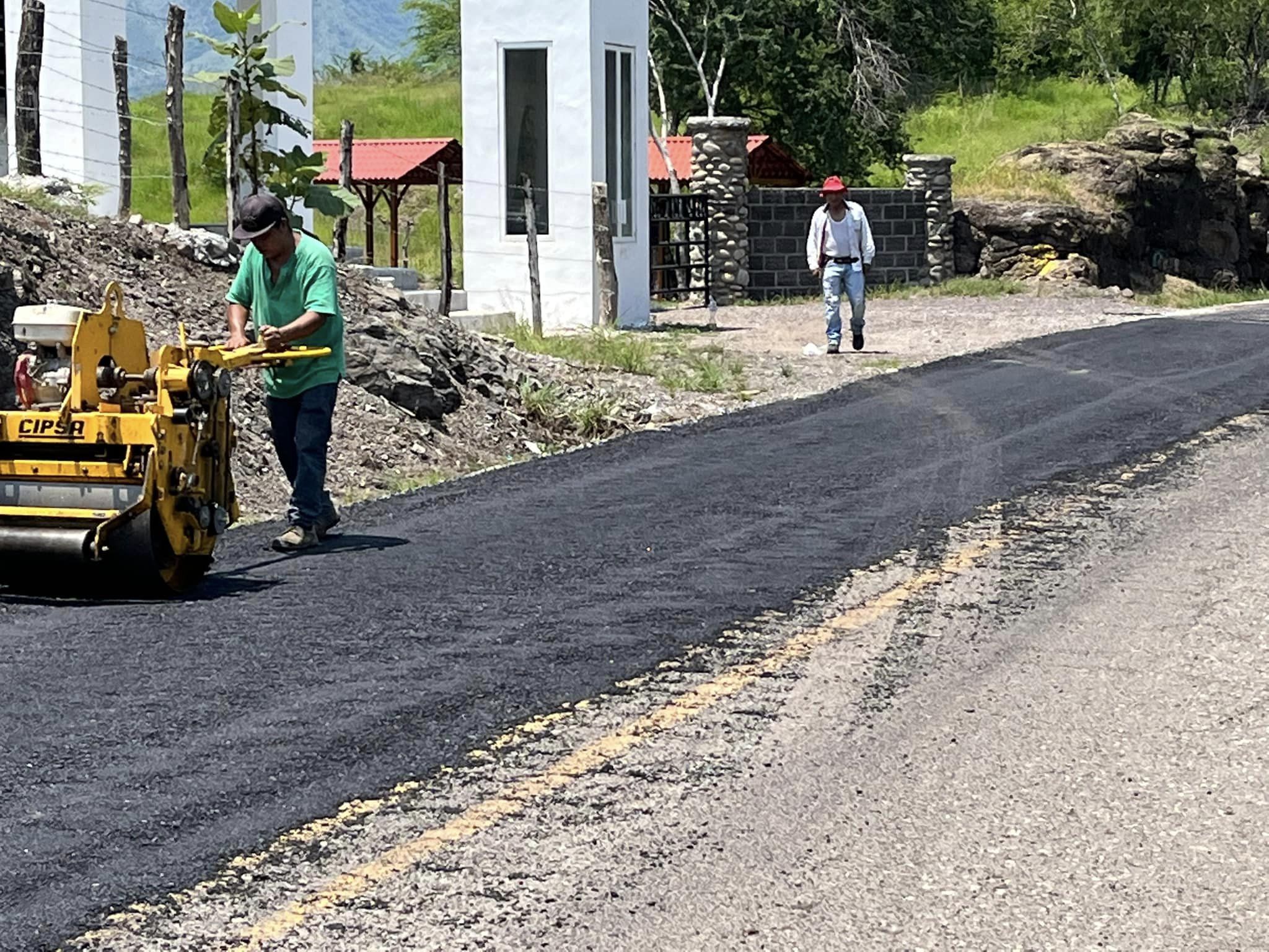 Seguimos con el bacheo de vialidades y carreteras hoy toco