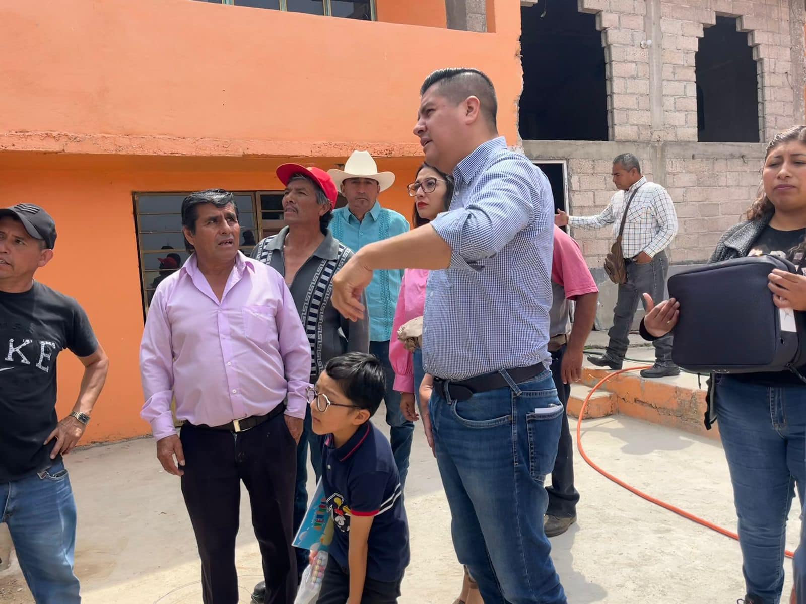 1696202887 773 Apoyamos con todo el material de construccion para los sanitarios