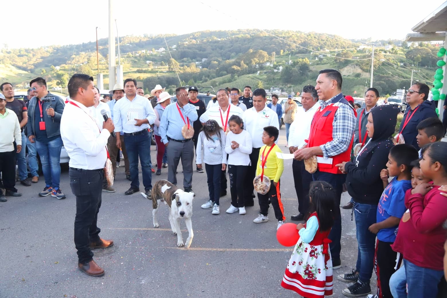 1696272557 682 Inauguramos este importante encementado en Barrio El Llano Guadalupe Cote