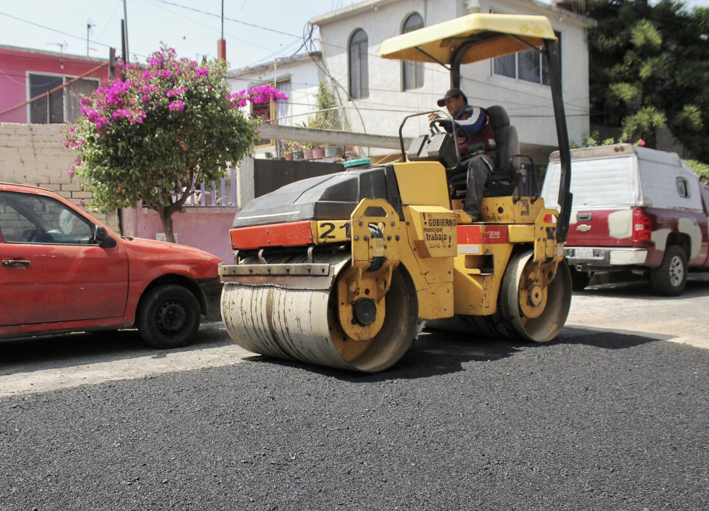 1696282818 349 ObrasPublicas Continuamos rehabilitando nuestras vialidades con trabajos de