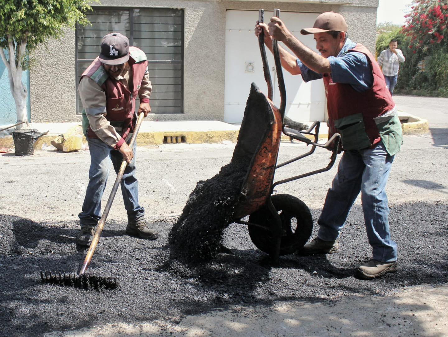 1696282851 ObrasPublicas Continuamos rehabilitando nuestras vialidades con trabajos de