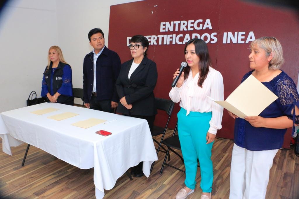 1696337377 642 En beneficio de la educacion se hace entrega de certificados