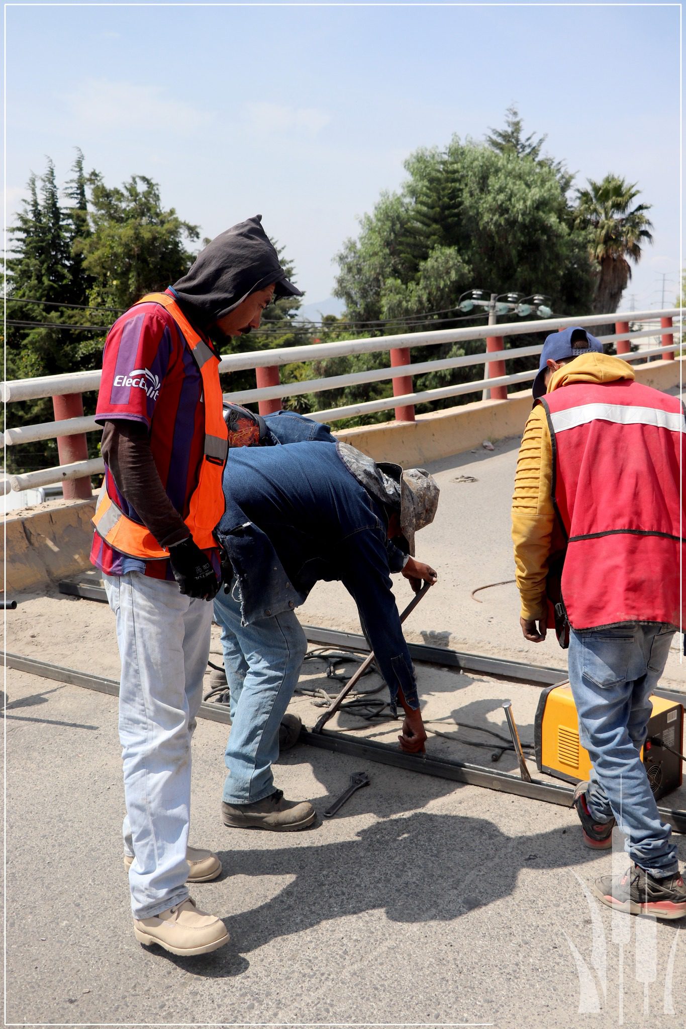 1696358036 178 Nos encontramos trabajando en el puente vehicular de La Bandera