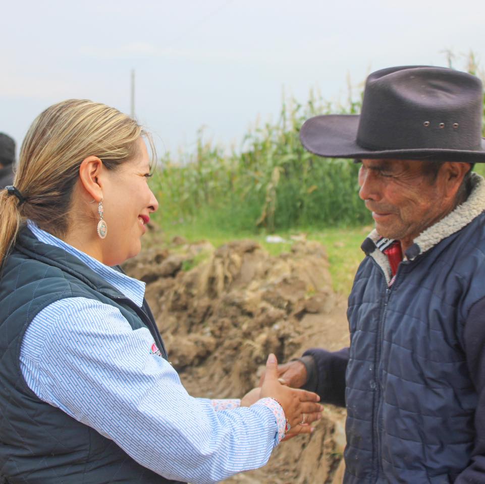 1696424119 405 En Caxboncuac entregamos un concreto hidraulico mas la Presidenta Municipal