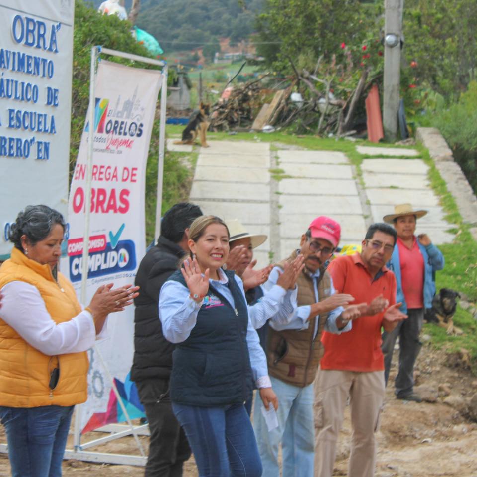 1696424141 877 En Caxboncuac entregamos un concreto hidraulico mas la Presidenta Municipal