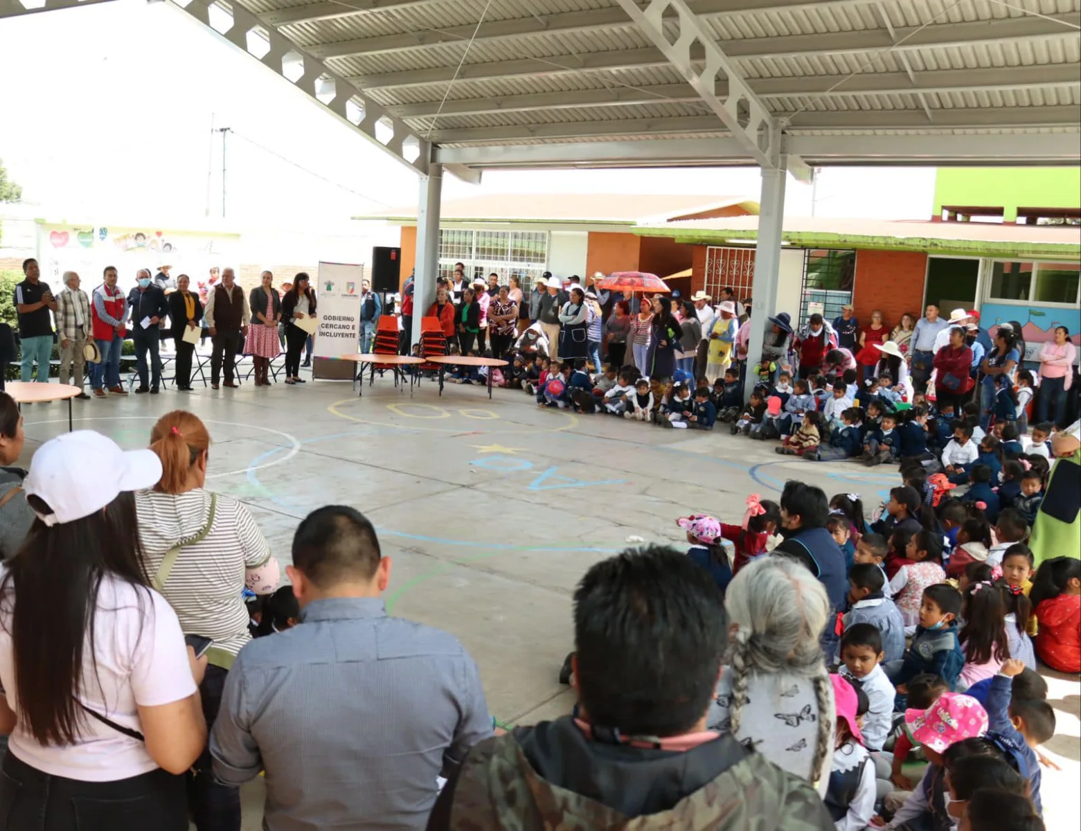 1696429531 703 Entrega de mobiliario escolar en beneficio de los alumnos del